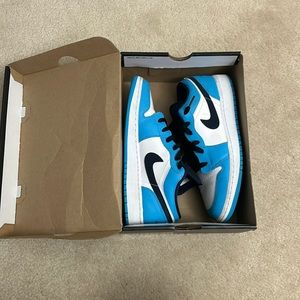 Jordan 1 low unc blue, like new condition